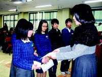 부일중 붓꽃사도회, 장학금 전달