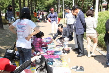 얘야, 이건 얼마면 팔래?