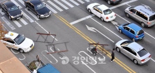 적재물에 마비된 도로