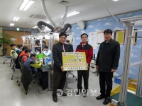 대한지적공사 수원시지사, 장애인 희망일터·아동시설 찾아 성금 전달