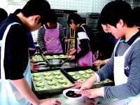 서부특수교육센터, 어르신들에 직접구운 빵 대접