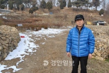 쓰레기 몸살 학산서원 표지석 주변 정비 앞장선 백기용씨