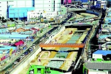 콘크리트 걷어낸 수원천… 도심에 자연이 흐른다