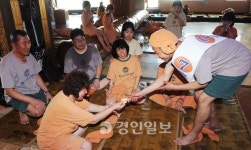 찜질방·미용실… 어디든 간다 무소속의 잰걸음