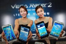 팬택 스카이 원칩 LTE폰 베가레이스2 공개… 9시간반 통화 가능하다