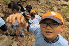 손에잡힌 자연에 싱글벙글