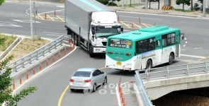 [기동취재]기형적 설계·시공 교량 아찔한 차량 충돌상황 빈번