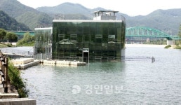 점점 가라앉는 자라섬 수상클럽하우스