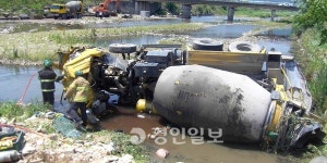 수해 복구현장 가던 레미콘車 추락