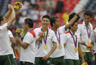 멕시코 축구 금메달… 브라질 2-1 꺾고 올림픽 첫 영예 '열광의 도가니'