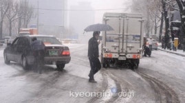 초겨울 폭설 눈길 안전운전 요령… 미끄럼방지제 20~30분 지나면 제동력 뚝