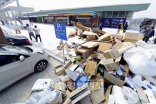 쓰레기더미 쌓인 주차공간