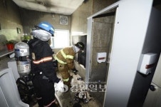 [경인포토]경기도청 화재 흔적 가득한 화장실 원인 찾는 소방대원들