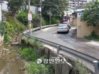 신현리 신흥 빌라촌 도로는 구시대의 유물