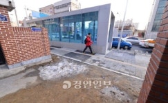 주택가 진입로 막아선 매교역 8번 출구