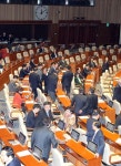 새해 예산안 355.8조 국회 본회의 통과… 2년 연속 해 넘겨 처리