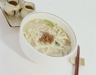 생생정보통 4000원 닭칼국수… 닭고기 국물에 쫀득한 면발이 한가득 상봉칼국수