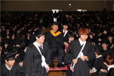 형식 깨니… 졸업 참의미 깨닫다