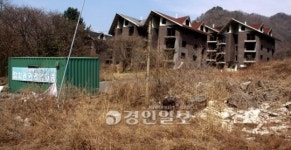 명지산 군립공원 개발지(집단시설지구) 20년째 흉물 방치