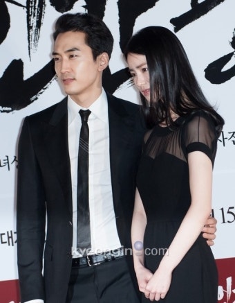 [경인포토]송승헌 임지연 허리 감싼 나쁜손 '내가 보호해줄게~'