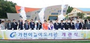 모교 후배위해 국내 최대 초교도서관 통 큰 기부