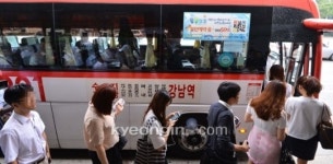 [경인포토]광역버스 입석 금지 첫날… 출근길 대란 우려에 정류장 북적