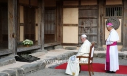 솔뫼성지 방문한 프란치스코 교황… 김대건 신부 기리며 기도