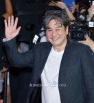 [경인포토]루시 레드카펫 최민식, 국민배우의 해맑은 손인사