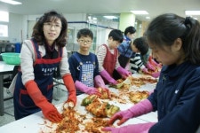 가평군 조종초교, 학부모 김장 담그기 봉사활동