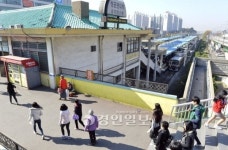 추락사고 줄잇는 성대역… 철도공사 안전 뒷짐