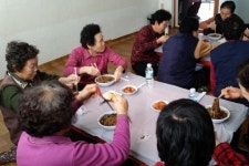자장면 한 그릇에 웃음꽃 핀 어르신