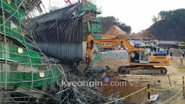 용인 남사면 한화리조트 앞 도로공사 현장 붕괴… 매몰자 구조 중(2보)