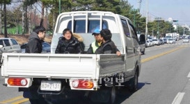 [포토]사람태운 관용트럭 ‘위험한 질주’