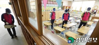 [포토]수업재개 교실 소독작업