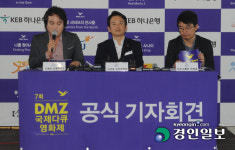 [경인포토]조재현 배우 레드카펫 주객전도… 지난해부터 없앴다