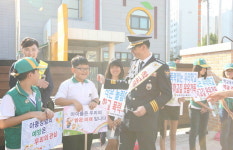 수원서부署, 세류초등 7개교 등굣길 학생 대상 ‘캠페인’