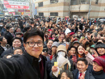 한동훈, 무난한 '데뷔전'… 수원 찾아 '시민 눈 맞추기'