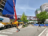 수원시청-시의회 연결통로 설치에 시민은 불편… “도시미관 저해”