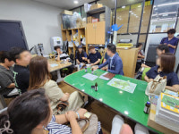 ‘언제까지 고통을’… 고덕호수공원 녹조에 화난 시민들, 평택시에 항의