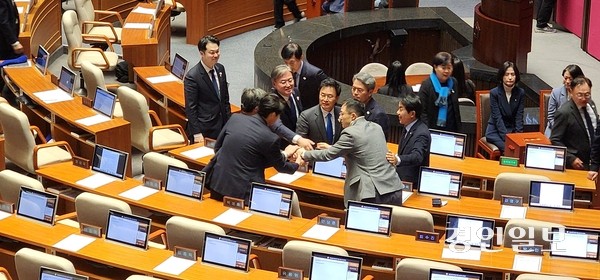 국민의힘 내 탄핵 찬반 입장 대립...윤석열 대통령 2차 탄핵안 결정은 임박