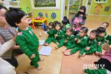 교육부, 유보통합 앞서 0~2세 표준보육과정 개정… 영아 교육 포함은 여전히 의문