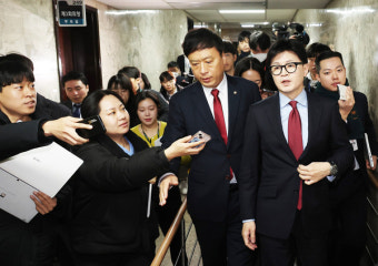 탄핵 막고본 국힘… 친한 vs 친윤 ‘질서 없는’ 윤석열 대통령 퇴진 논의 [격랑 속 ‘탄핵 정국’]