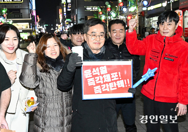 김동연 지사, 윤석열 대통령 탄핵 1인 시위 중 맥주캔 던지려던 사건 발생