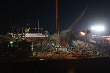 [현장르포] 빈소가 된 공항… 조용했던 무안 일대는 울음소리만