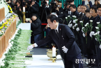 [화보] 여야 다녀간 제주항공 참사 합동분향소