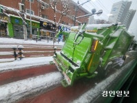 적재함뒤 미화원 ‘위험한 탑승’… 관리 손놓은 지자체