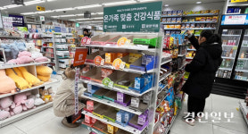 [경인 Pick] 품절 또 품절 ‘다이소 5천원 비타민’… 약사들은 ‘갸웃’