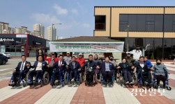 휠체어 타고 점심 한끼… 여주시의원 ‘식당 문턱 체험기’