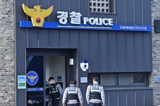콩나물 시루된 지구대… 탈의실 모자라 컨테이너로