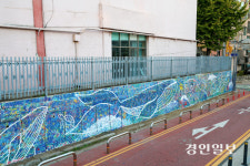 부천 고강초교 벽화 ‘하늘을 나는 고래’… 도시재생 모범사례